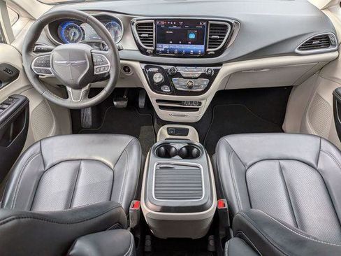 Certified 2023 Chrysler Pacifica Touring-L FWD image 25