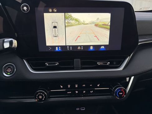 Used 2025 Chevrolet Equinox LT w/ Safety and Technology Package image 12