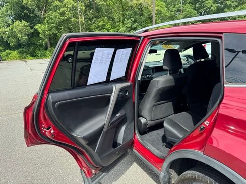Used 2018 Toyota RAV4 LE FWD image 14