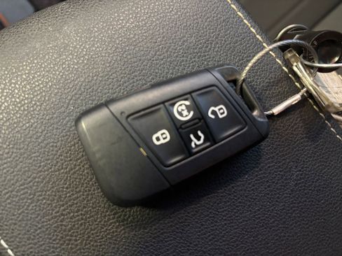 Used 2025 Volkswagen Taos SE image 28