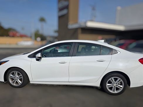 Used 2017 Chevrolet Cruze LT w/ Convenience Package FWD image 9