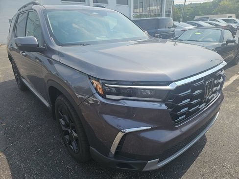 Used 2025 Honda Pilot Touring image 3
