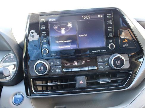 Used 2022 Toyota Highlander LE AWD/4WD image 20