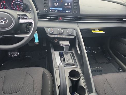 Used 2023 Hyundai Elantra SE FWD image 11