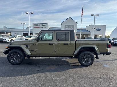 New 2025 Jeep Gladiator Sport w/ Dual Top Group