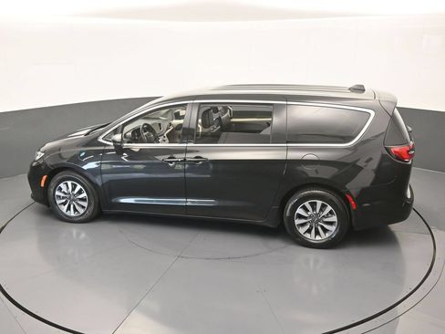 Used 2023 Chrysler Pacifica Touring-L FWD image 48