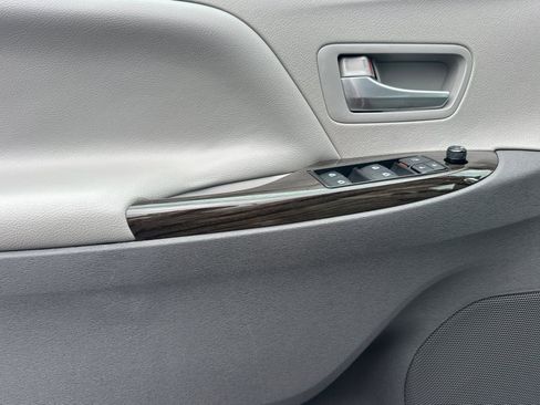 Certified 2018 Toyota Sienna XLE w/ XLE Navigation Package FWD image 13
