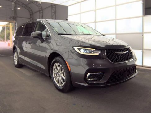 Used 2023 Chrysler Pacifica Touring-L FWD image 4