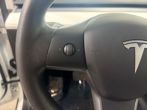 Used 2021 Tesla Model Y Long Range image 34