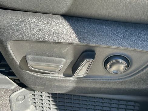 Used 2025 Toyota Sienna Platinum image 33