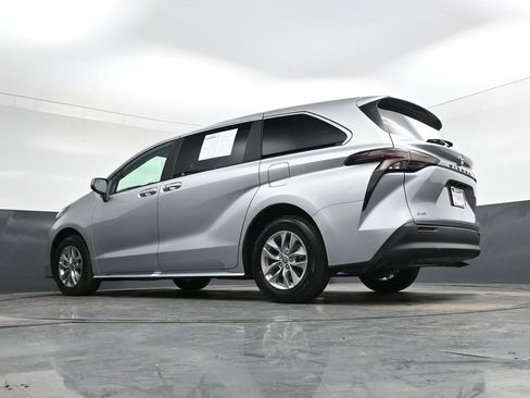 Used 2025 Toyota Sienna XLE image 40