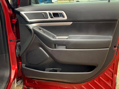 Used 2015 Ford Explorer XLT w/ Equipment Group 202B image 22