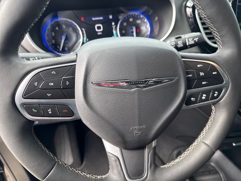 Used 2025 Chrysler Pacifica Select image 18