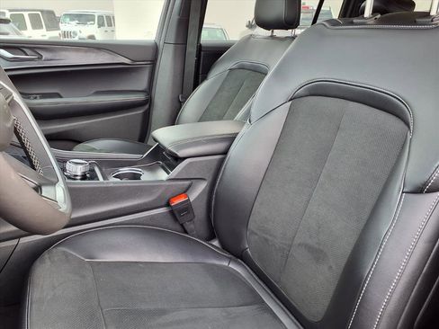 Used 2025 Jeep Grand Cherokee L Altitude image 29