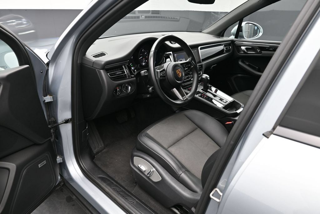 Certified 2022 Porsche Macan AWD/4WD image 4