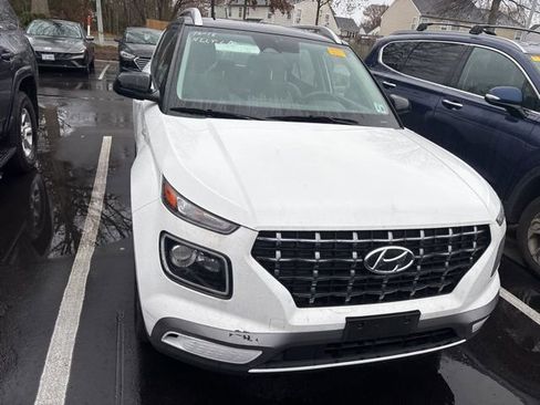 Used 2023 Hyundai Venue Limited image 2