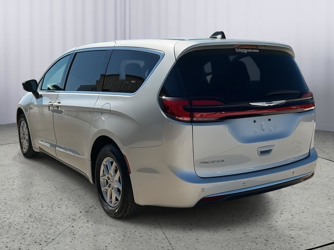 Used 2024 Chrysler Pacifica Touring-L FWD image 3