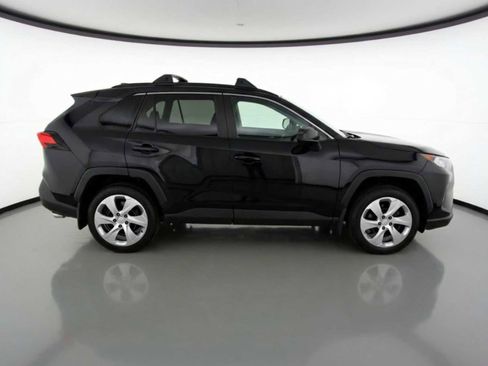 Used 2021 Toyota RAV4 LE image 5