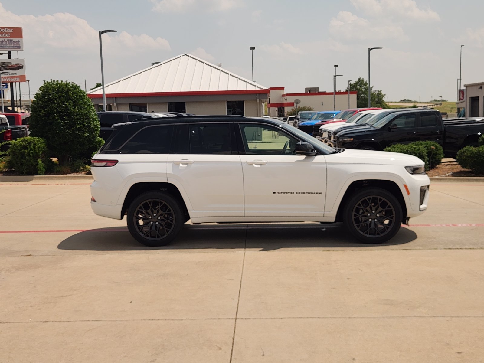 New 2026 Jeep Grand Cherokee Summit w/ Obsidian Package AWD/4WD image 7