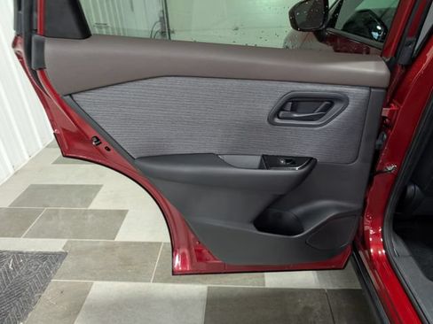 Used 2023 Nissan Rogue S AWD/4WD image 8