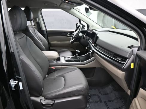 Used 2025 Kia Carnival image 40