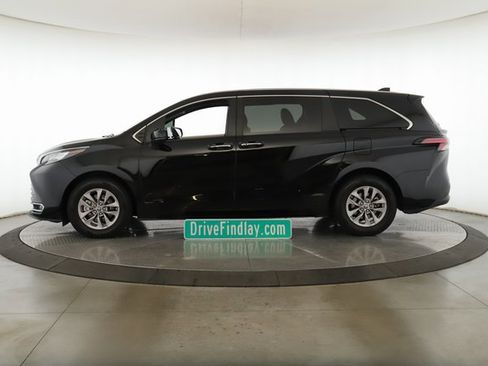 Used 2022 Toyota Sienna XLE image 9