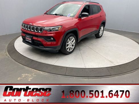 Used 2023 Jeep Compass Latitude AWD/4WD image 1