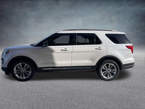 Used 2018 Ford Explorer XLT w/ Equipment Group 202A FWD image 2
