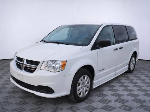 Used 2020 Dodge Grand Caravan SE w/ UConnect Hands-Free Group image 4