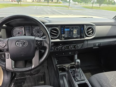Used 2017 Toyota Tacoma TRD Off-Road w/ Tow Package AWD/4WD image 18