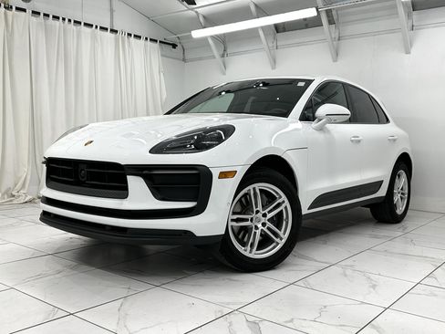 Certified 2024 Porsche Macan image 7