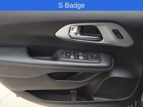 Used 2020 Chrysler Pacifica Touring-L w/ Advanced Safetytec Group FWD image 18
