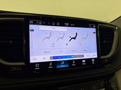 Used 2024 Chrysler Pacifica Touring-L image 26