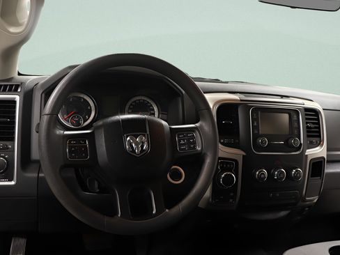 Used 2018 RAM 1500 Classic SLT AWD/4WD image 9
