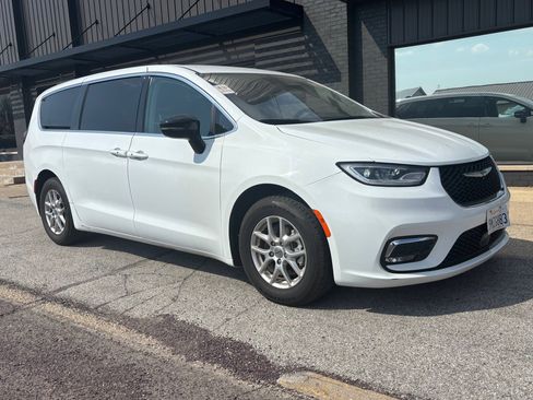 Used 2024 Chrysler Pacifica Touring-L image 3