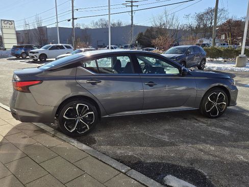 Used 2024 Nissan Altima 2.5 SR w/ SR Premium Package image 13