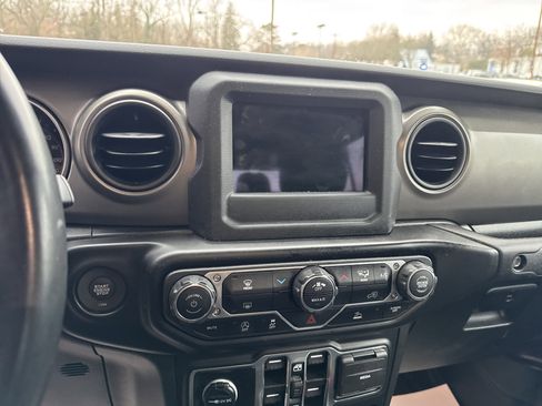 Used 2022 Jeep Gladiator Sport image 25