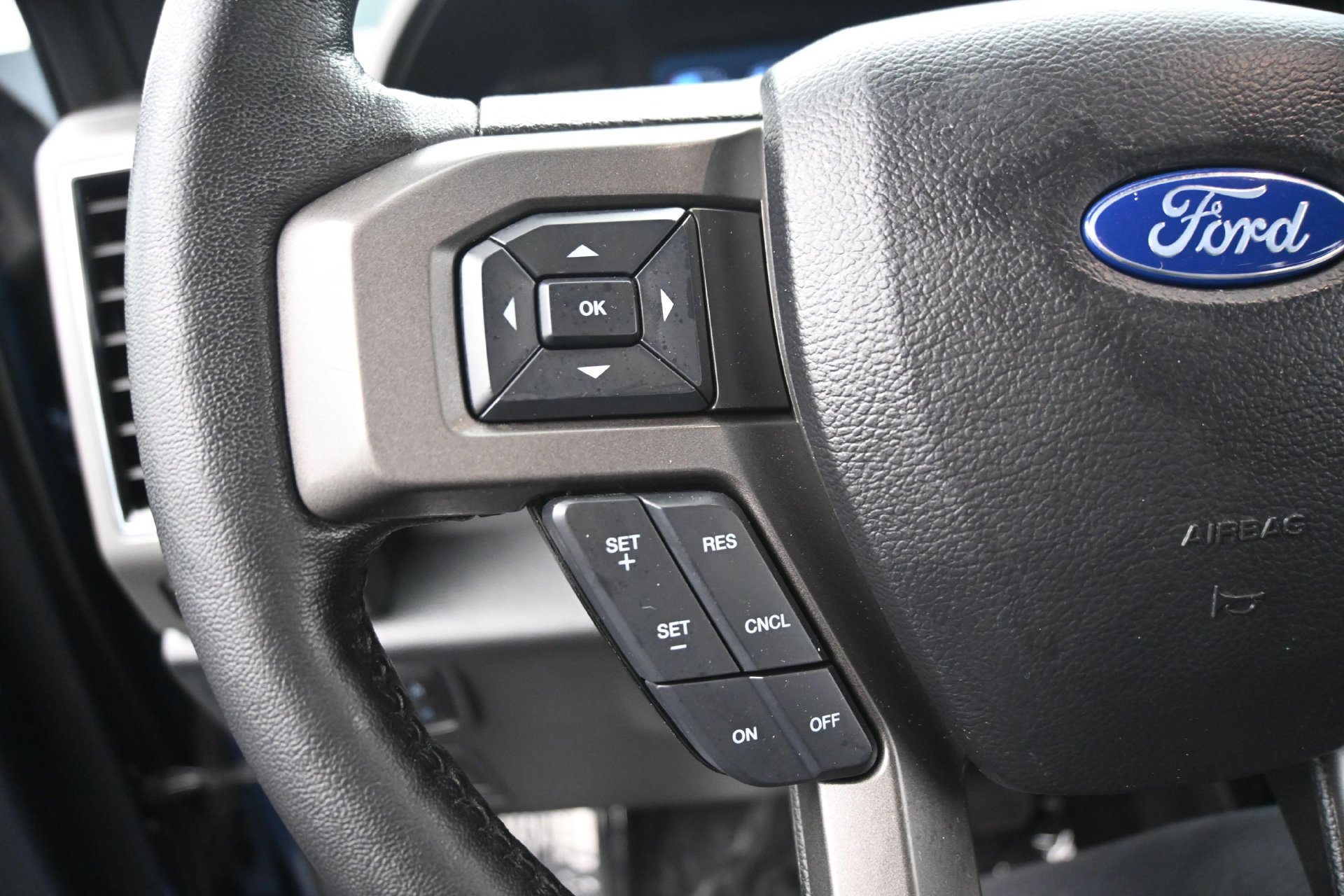 Used 2019 Ford Expedition XLT w/ Equipment Group 202A AWD/4WD image 24