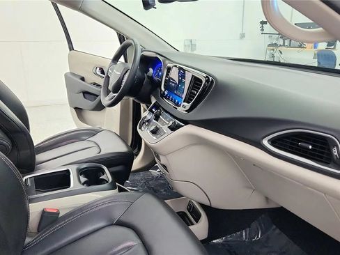 Used 2023 Chrysler Pacifica Touring-L FWD image 37