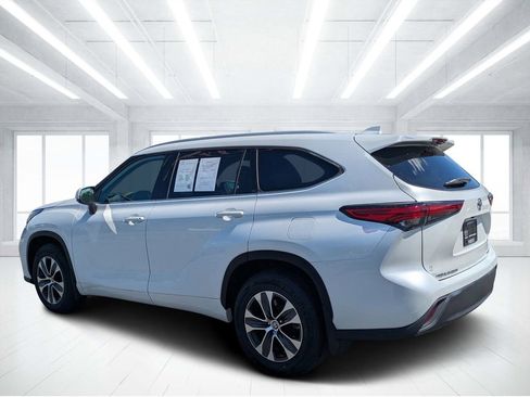 Used 2022 Toyota Highlander XLE AWD/4WD image 5