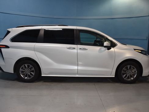 Used 2023 Toyota Sienna XLE image 21