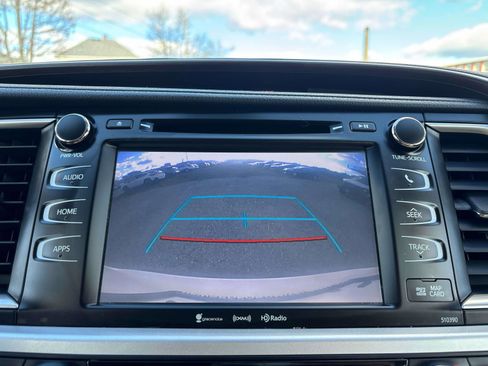 Used 2019 Toyota Highlander XLE image 28