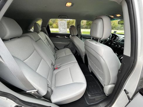 Used 2013 Kia Sorento LX w/ Convenience Pkg image 14
