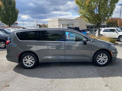 Used 2023 Chrysler Pacifica Touring-L image 9