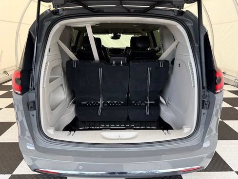 Used 2022 Chrysler Pacifica Touring-L FWD image 4