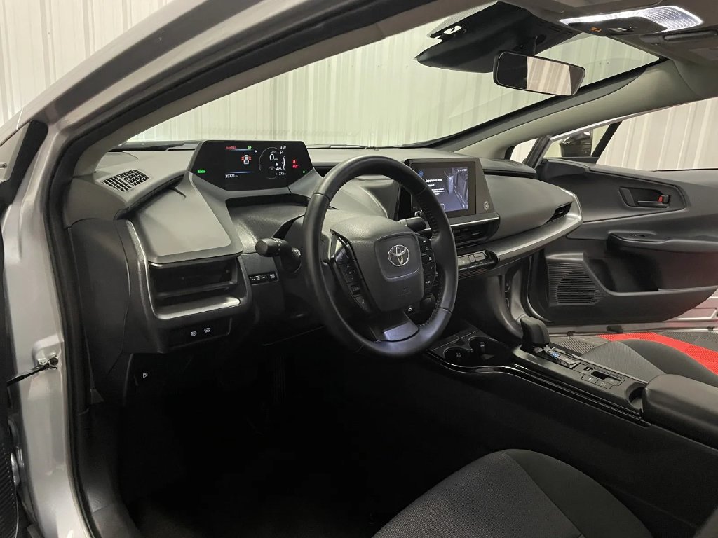 Used 2025 Toyota Prius LE FWD image 34