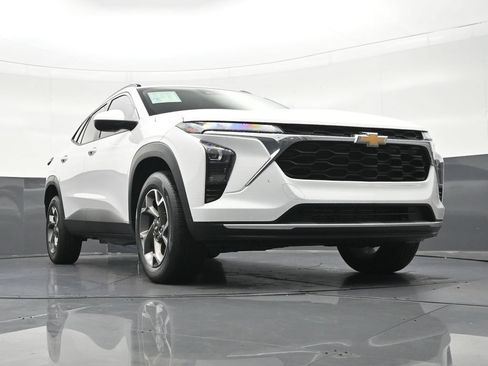 Used 2025 Chevrolet Trax LT FWD image 29