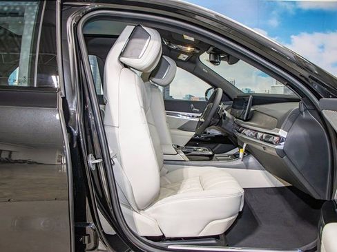 Used 2025 BMW 750e xDrive w/ Premium Package image 22