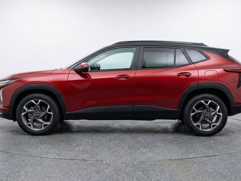 Used 2025 Chevrolet Trax LT w/ LT Convenience Package FWD image 5