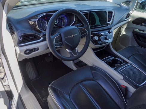 Used 2023 Chrysler Pacifica Limited FWD image 9